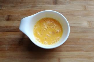 鸡蛋液少许备用。