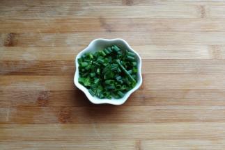 葱花少许备用。