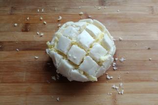 接下来，在切好的馒头每个缝隙里先填上适量芝士碎。