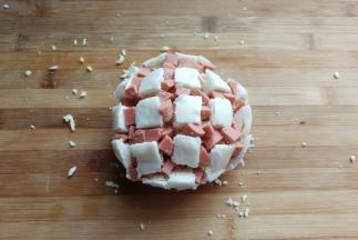 再填上一层火腿丁。