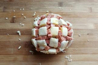 接着在表面刷上一层蛋液。