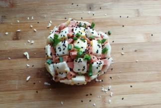 再酒上少许白芝麻和葱花。