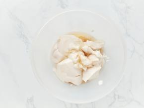 在盆中加入绢豆腐，蜂蜜，盐和香草精。