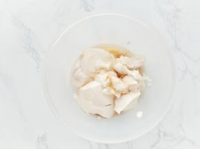 在盆中加入绢豆腐，蜂蜜，盐和香草精。