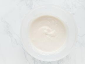 用手动打蛋器搅打均匀。