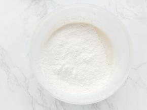 筛入低筋面粉拌匀。