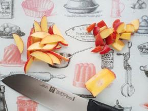 桃子洗净一半切薄片，另一半切丁。