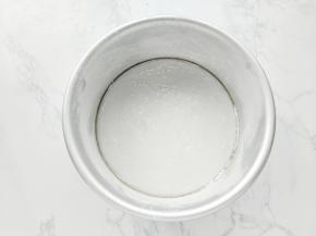 模具涂植物油并撒粉防沾。