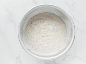 将面糊和桃子丁倒入模具。