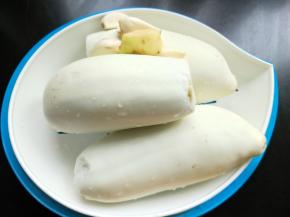 准备茄子，大蒜，生姜，洗净备用。