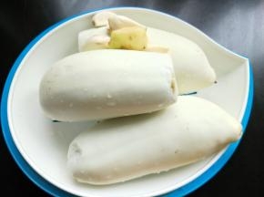 准备茄子，大蒜，生姜，洗净备用。