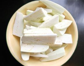 茄子切长条。