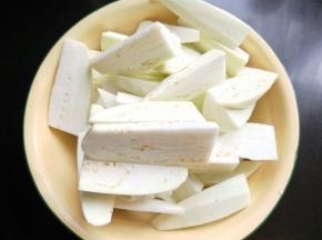 茄子切长条。