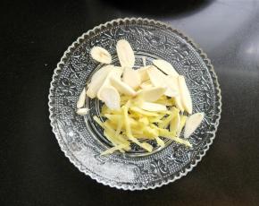 大蒜，切片，生姜切丝。