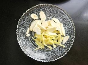 大蒜，切片，生姜切丝。