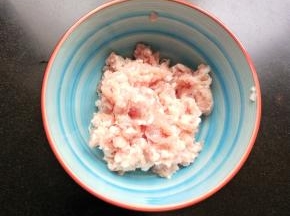 准备肉沫。
