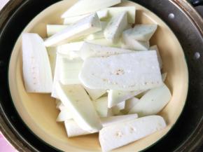 茄子放蒸锅内大火蒸五分钟，茄子稍微变软就可以了。