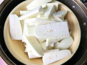 茄子放蒸锅内大火蒸五分钟，茄子稍微变软就可以了。