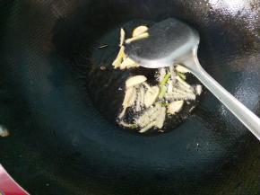 锅内放油，烧热，放入大蒜，生姜爆香。