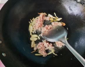 放入肉沫，翻炒。