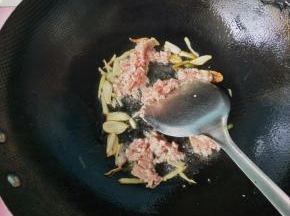放入肉沫，翻炒。