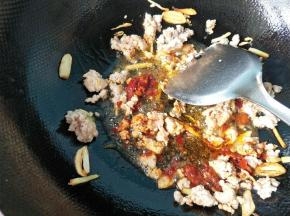 放一勺豆瓣酱，炒出红油。