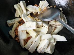放入茄子（茄子蒸出来的水要倒掉）翻炒。