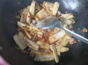 放入盐，味极鲜酱油，白糖，翻炒。