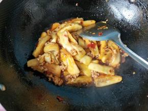 茄子变软，淋入提前准备好的淀粉水（里面已经放了鸡精）。