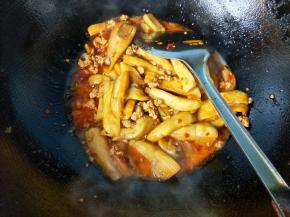 收汁，在锅边缘淋入一勺陈醋。