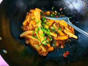 放入葱花，可以出锅了。