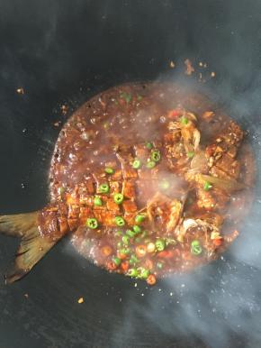 待汤汁儿浓稠，放入青红尖椒圈和鸡精调味即可。