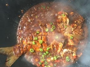 待汤汁儿浓稠，放入青红尖椒圈和鸡精调味即可。