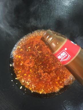 加入红烧酱油，蒸鱼豉油和蚝油。
