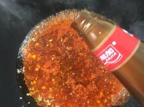 加入红烧酱油，蒸鱼豉油和蚝油。