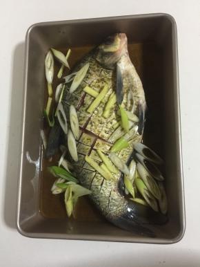 葱，姜，料酒，盐，胡椒粉均匀的涂抹在鱼的两面，腌制20分钟备用。