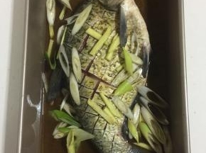 葱，姜，料酒，盐，胡椒粉均匀的涂抹在鱼的两面，腌制20分钟备用。