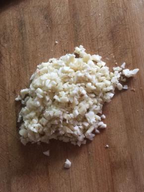 蒜瓣剥皮剁成蒜末。