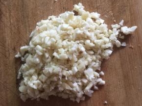 蒜瓣剥皮剁成蒜末。