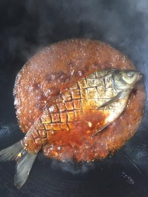 把腌制好的鱼放进去中小火慢慢的焖煮入味儿。（中途记得翻面哦！）