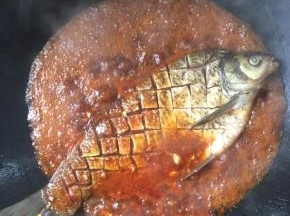 把腌制好的鱼放进去中小火慢慢的焖煮入味儿。（中途记得翻面哦！）