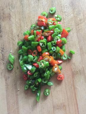 青尖椒和红尖椒切成圈备用。