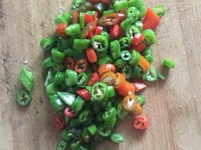青尖椒和红尖椒切成圈备用。