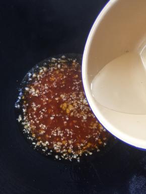 加入适量的水。