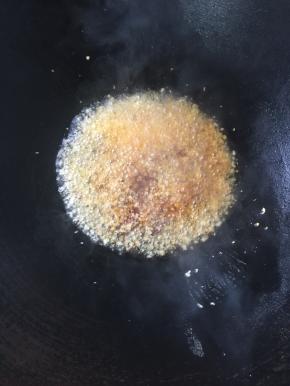 锅烧热倒入适量的油，放入郫县豆瓣酱和蒜蓉小火炒香。