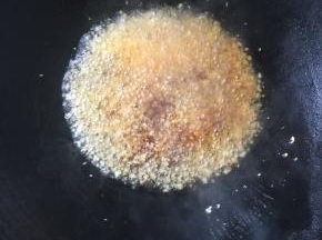 锅烧热倒入适量的油，放入郫县豆瓣酱和蒜蓉小火炒香。