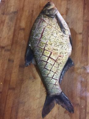 把处理好的鱼两面打上花刀。（注意打花刀的时候不要切断了。）