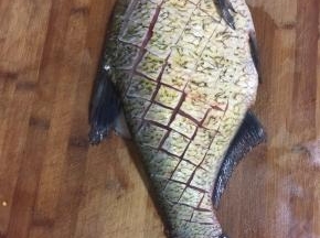 把处理好的鱼两面打上花刀。（注意打花刀的时候不要切断了。）