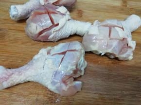 鸡腿洗干净，用刀在两面划上几刀
