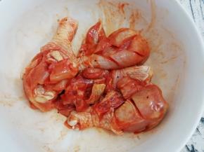 用手多按摩一会，然后盖上保鲜膜放入冰箱冷藏腌制五个小时